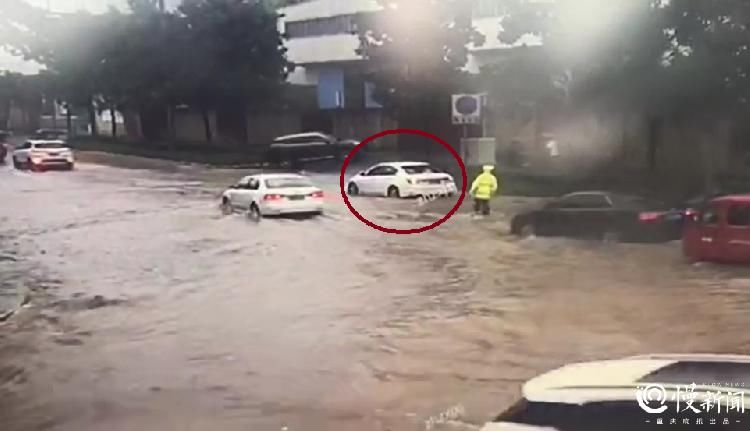  驾驶员|暴雨中小轿车过水熄火，交警下水推车解困境