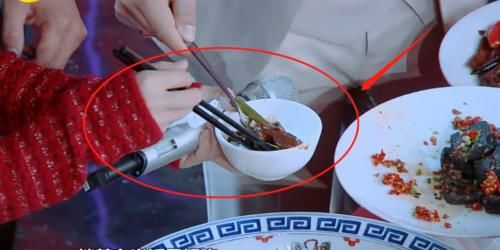  赵丽颖|继《中餐厅》扒拉菜后，赵丽颖再被骂没素质？众人未吃她第一个动筷！