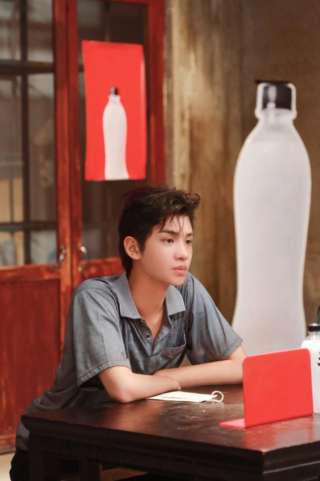  气小哥|《元气满满的哥哥》今晚神气首播 胡军杨洋捉迷藏上演“伪装者”