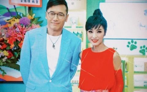  搭配|62岁苗侨伟帅气不减，白T恤+蓝西装精神抖擞，衬的65岁米雪真娇嫩