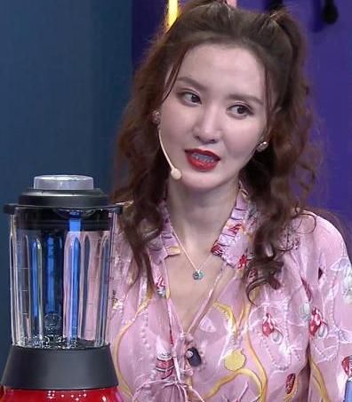 滤镜|滤镜有多重要?张萌现身直播间卖货,生图曝光真实颜值