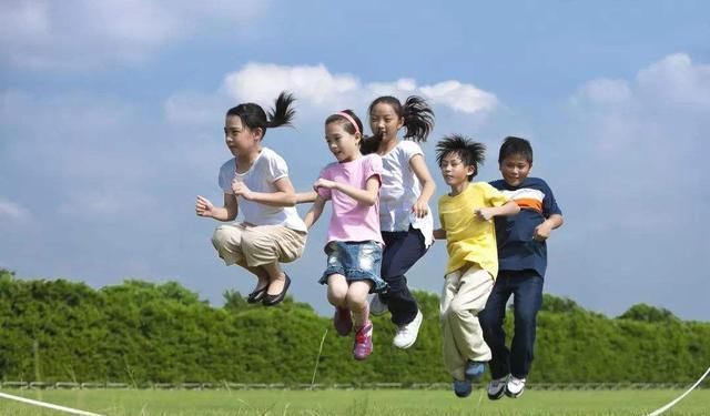 妈妈|坐公交时女儿突然嚎啕大哭，妈妈转身报警，乘客点赞：孩子真机智