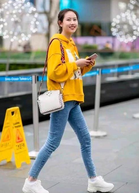 时尚|街拍：面带微笑的小姐姐，黄色卫衣配牛仔裤，青春靓丽气息