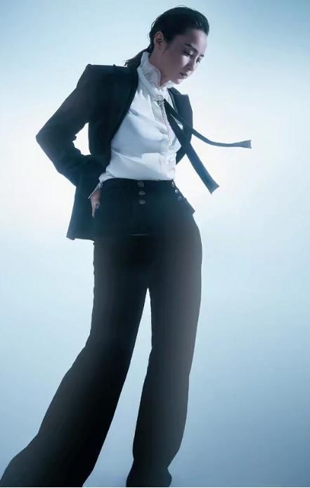 蒋勤勤|真是被蒋勤勤美到了，“马甲”就腰上有一块，配着缎面蕾丝更抢镜