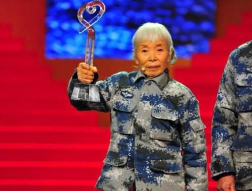 身份|8旬老人银行转账百万，银行员工急忙报警，真实身份揭开引发轰动