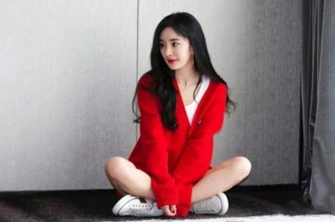 气质|33岁的杨幂执着于少女穿搭,红色针织衫配超短裤,高级气质藏不住