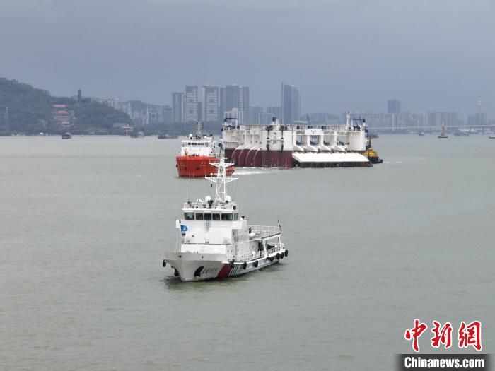 广东海事部门护航国内首台深远海兆瓦级波浪能发电平台出港实验