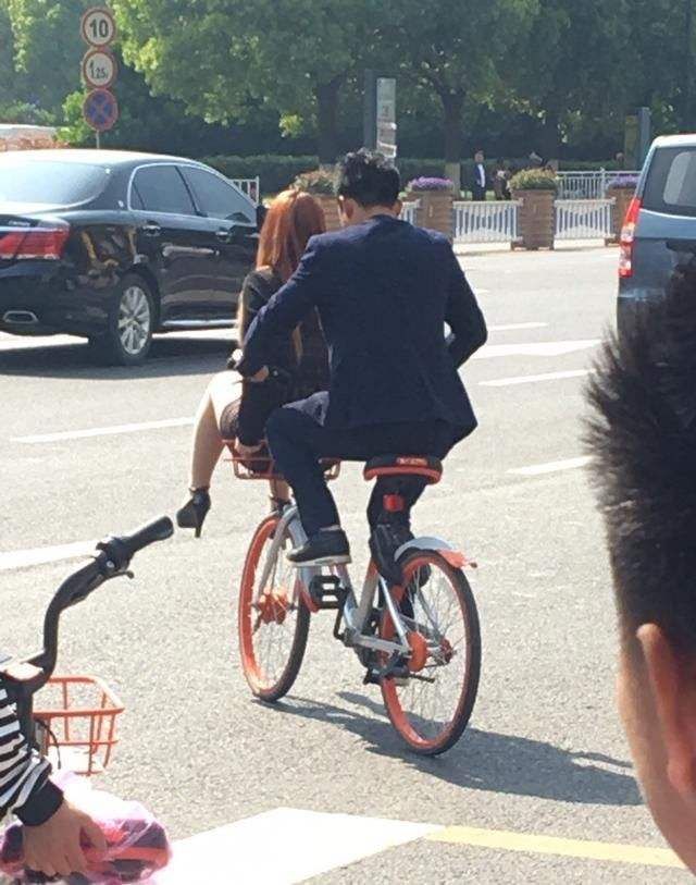 画面|没素质!18岁姑娘坐共享单车车筐上!画面辣眼睛!