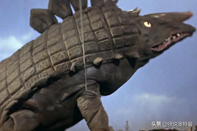 怪兽|初代奥特曼背不动怪兽,奥特曼:这怪兽实在太重了