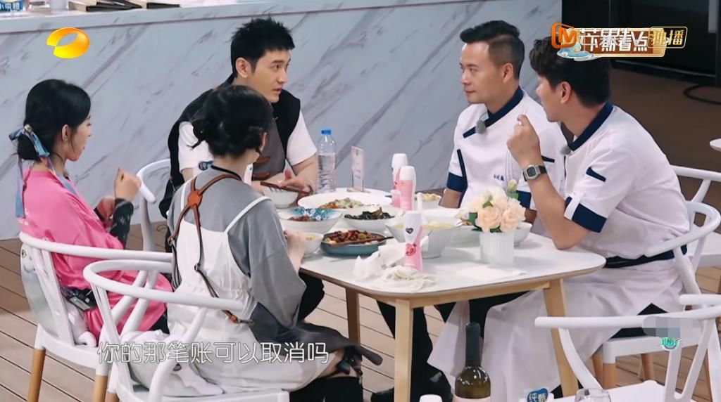  黄晓明|黄晓明安慰赵丽颖备受好评，却故意留下隐患，矛盾升级全是套路！