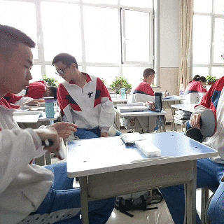 入口|搞笑GIF：小伙子，按照这个牌示，很可能这里就是入口，不要有怀疑，下去吧