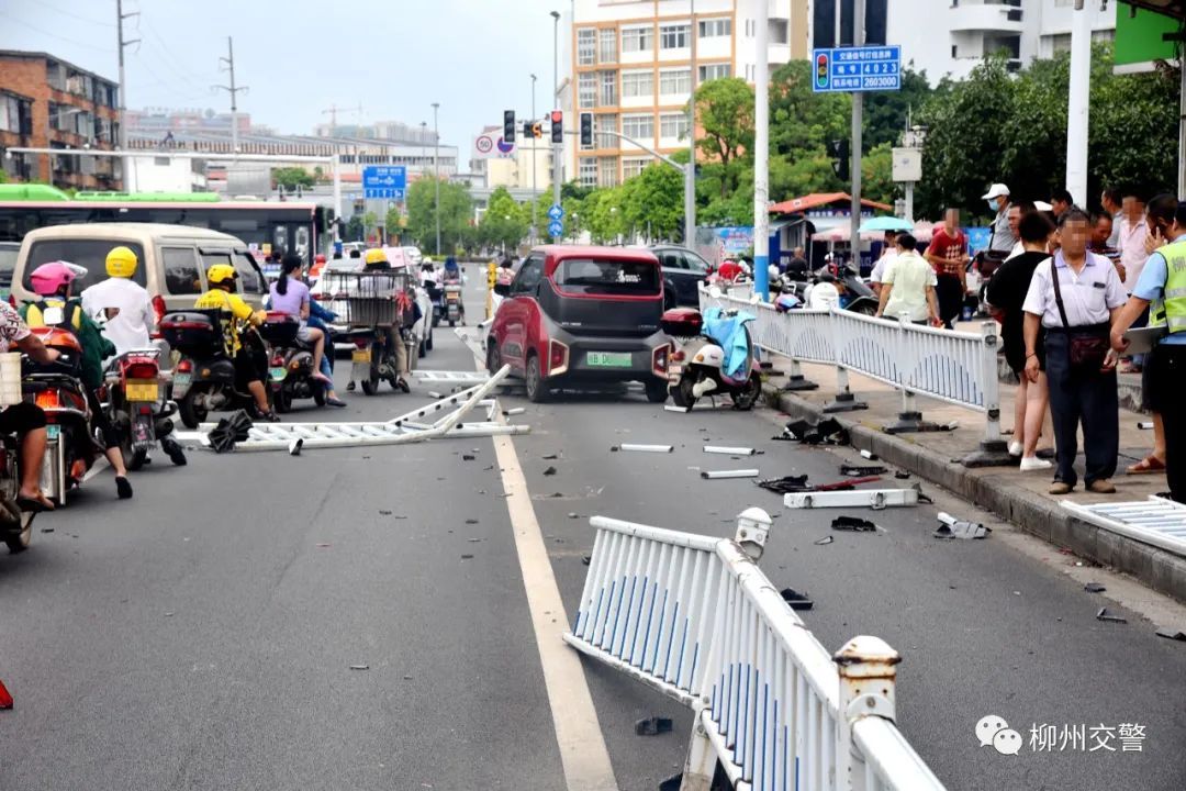  小型新能源|柳州67岁老人驾驶小E突然失控，一路冲撞！其称“车辆停不下来”