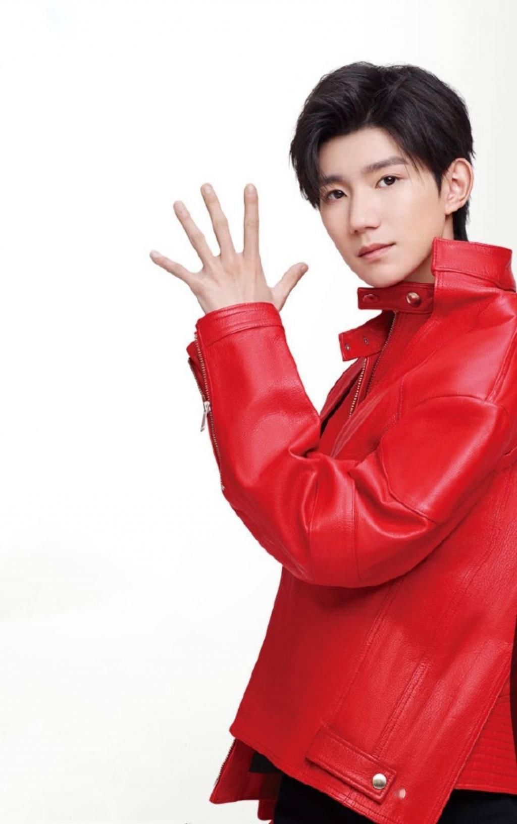  肆意|王源“闪Day”代言广告大片，向阳生长肆意发光