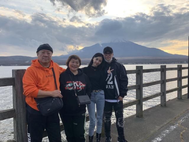  结婚|潘玮柏官宣结婚！晒全家福两人相互依偎，26岁妻子多才多艺颜值高