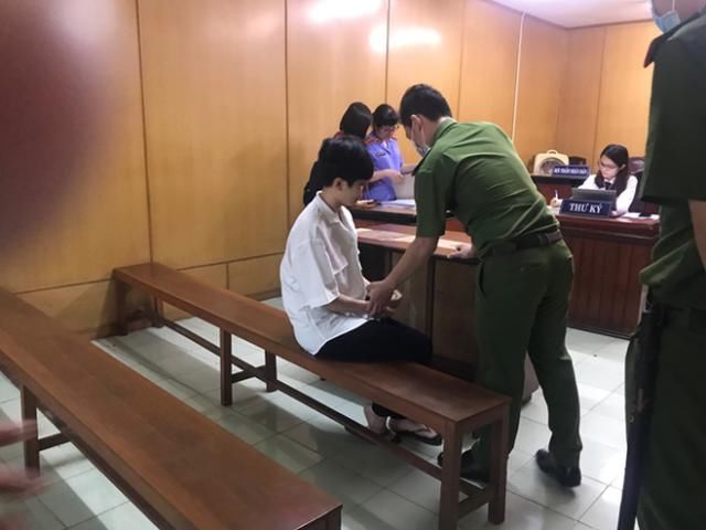  国外|女服务员趁国外客人醉酒将名表和钱偷走，之后卖掉手表买辆摩托车