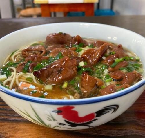  筷子|佘诗曼晒午餐肥肠面，轻咬筷子笑容甜美，经典公鸡碗太抢镜！