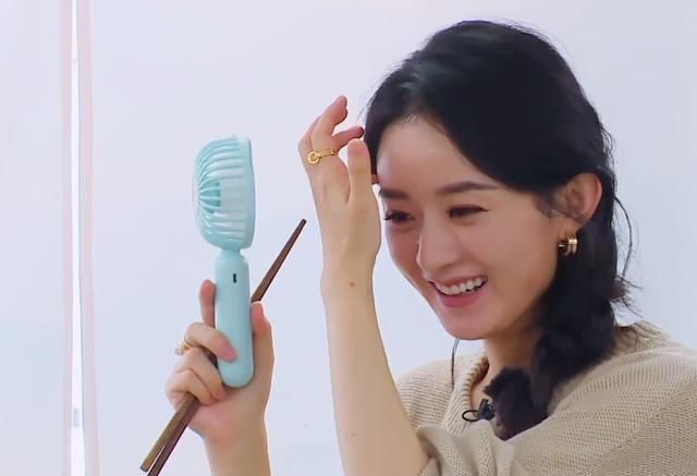  礼貌|赵丽颖让重要客人介绍自己被骂不礼貌，网友有色眼镜太明显！