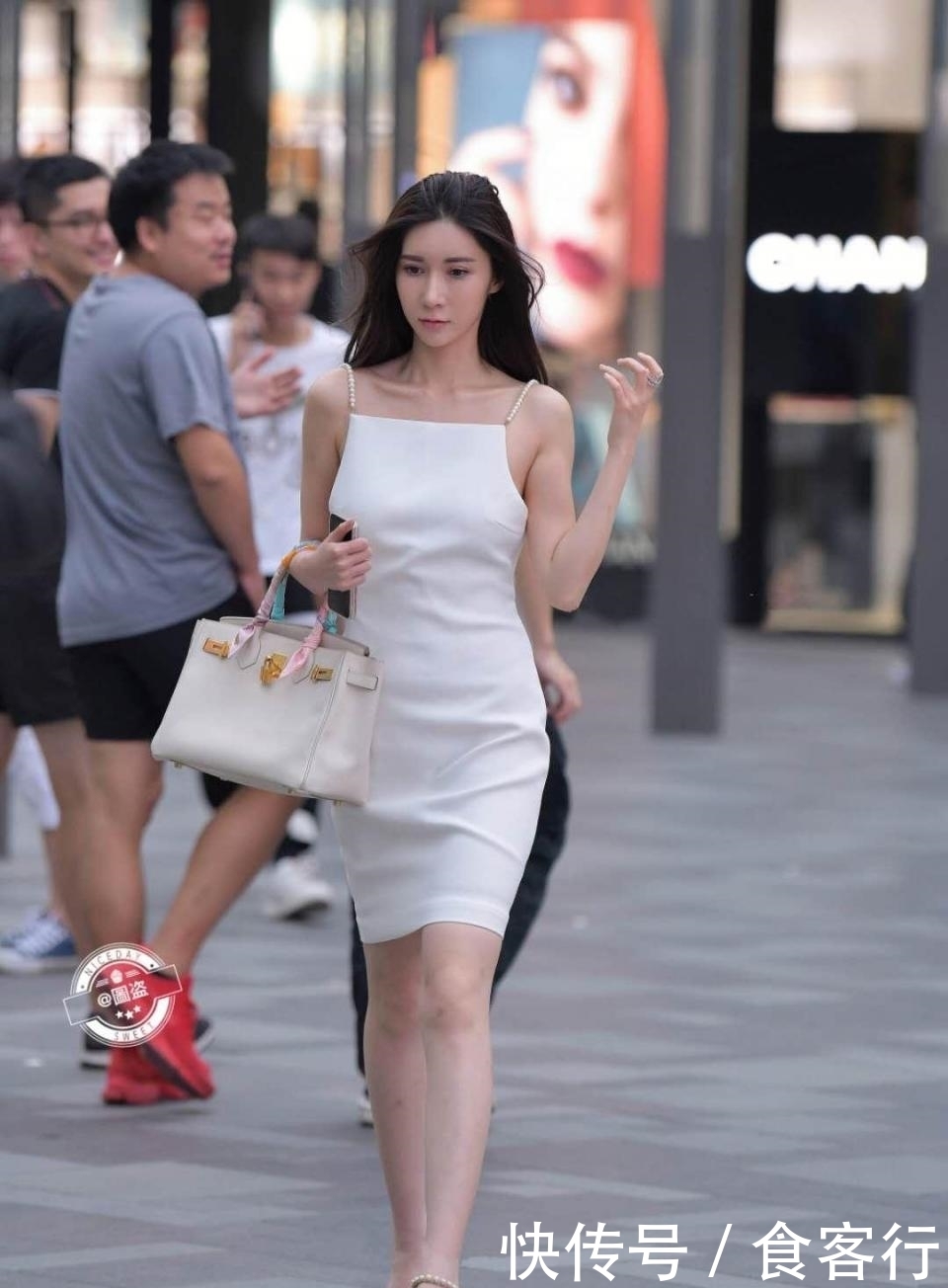 小姐姐|街拍：女神级小姐姐穿大露背连衣裙，凹凸有致的曲线，自带性感！