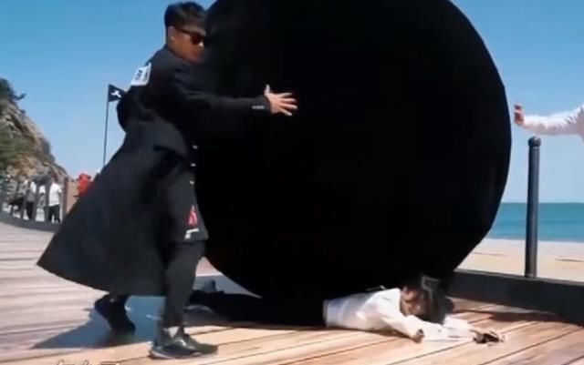  baby|Baby录制跑男手受伤，粉丝找她签名，她4字回应，网友：活该你红