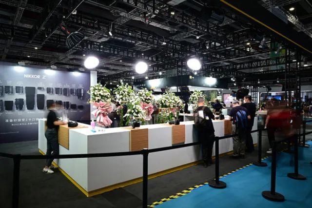  停用|摄影圈｜佳能宣布所有新产品停用两个术语 / 女摄影师凭水中拍鸟成北美打鸟第一人