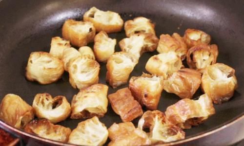 入少量|吃剩的油条别再扔了,配上它们当菜吃,鲜嫩焦香又多汁,家人喜欢!