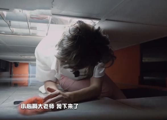  负责|怪不得黄明昊那么受宠，看到他保护杨幂的样子，比老公还要负责