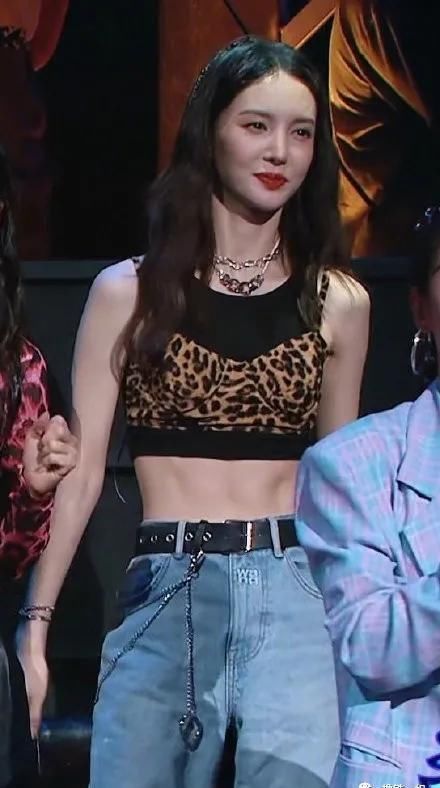  没胸|靠完美腹肌上热搜，一人吊打十个韩团的她，居然被人说没胸没臀？