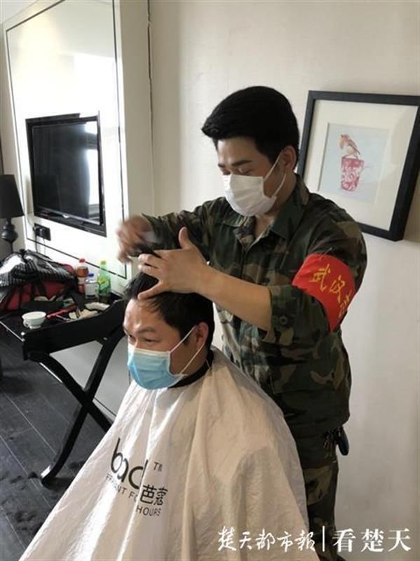 彭成龙|抗疫之后再防汛,沌口街“一号”理发师让防汛队友更精神