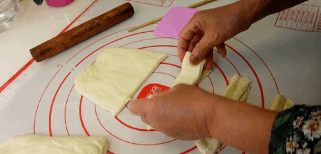  香脆|嫌外面的不卫生？大叔教你炸油条，香脆味美，简单易学，超好吃！