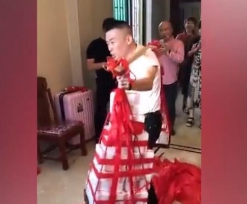 贫穷|土豪丈母娘让新郎挑一担钱当嫁妆，果然是贫穷限制了我的想象力