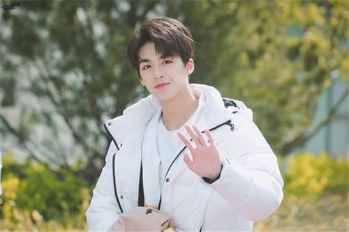  何洛洛|王艺瑾被何洛洛撞翻，双方粉丝不依不饶掀骂战，何洛洛暖心回应