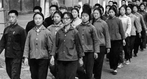  再次出现|1963年，女会计携巨款失踪，再次出现时，她已在水泥地里沉睡21年