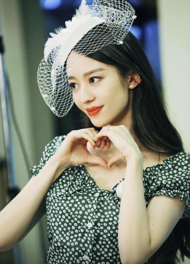  笑容|张歆艺掌镜为吉娜拍照，吉娜露甜美笑容少女感十足