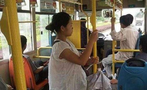 让座|7岁男孩被孕妇强制让座,宝妈当场做了一件事,引发周围乘客热议