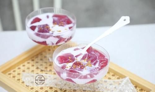 口感|口感Q弹嫩滑,无色素低热量的颜值葡萄冻撞奶,来一杯消暑清凉