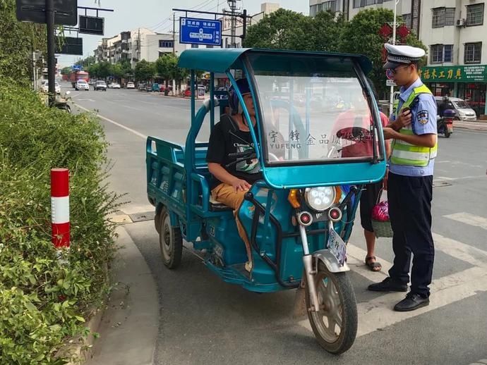 焦警|烈日“爆表”下的“焦警”，“暑”你最美！