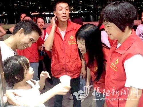  临江北路|小孩与家长晚上散步走失 驿站志愿者快速找回