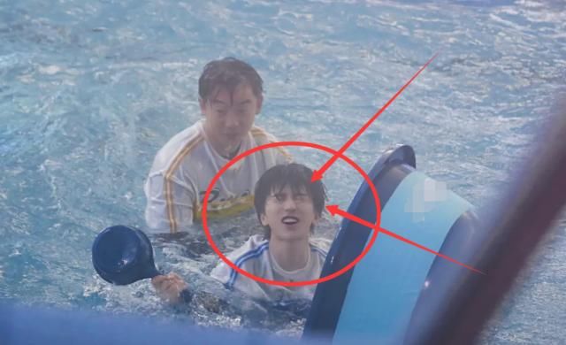 解事情|还以为郑恺在欺负蔡徐坤,当镜头拉近,原来是冤枉他了!