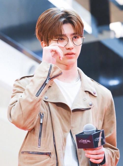  节目|蔡徐坤又被曝路透，两大男神同场他最耀眼！一看拍摄实情：站姐太拼了