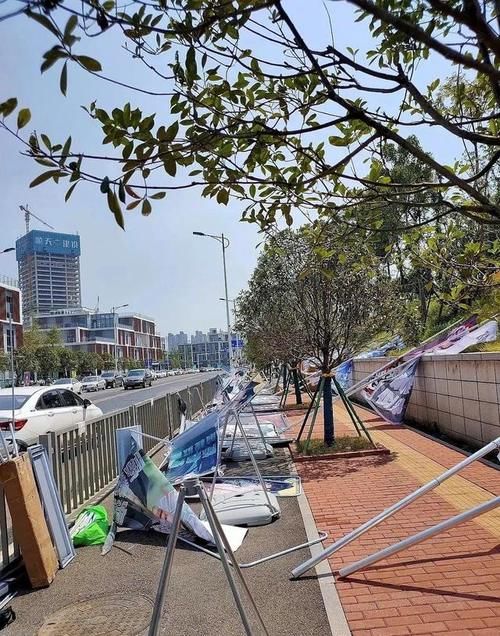  应援|实惨！《少年之名》决赛夜的应援墙，因为没交场地费，全部被推倒