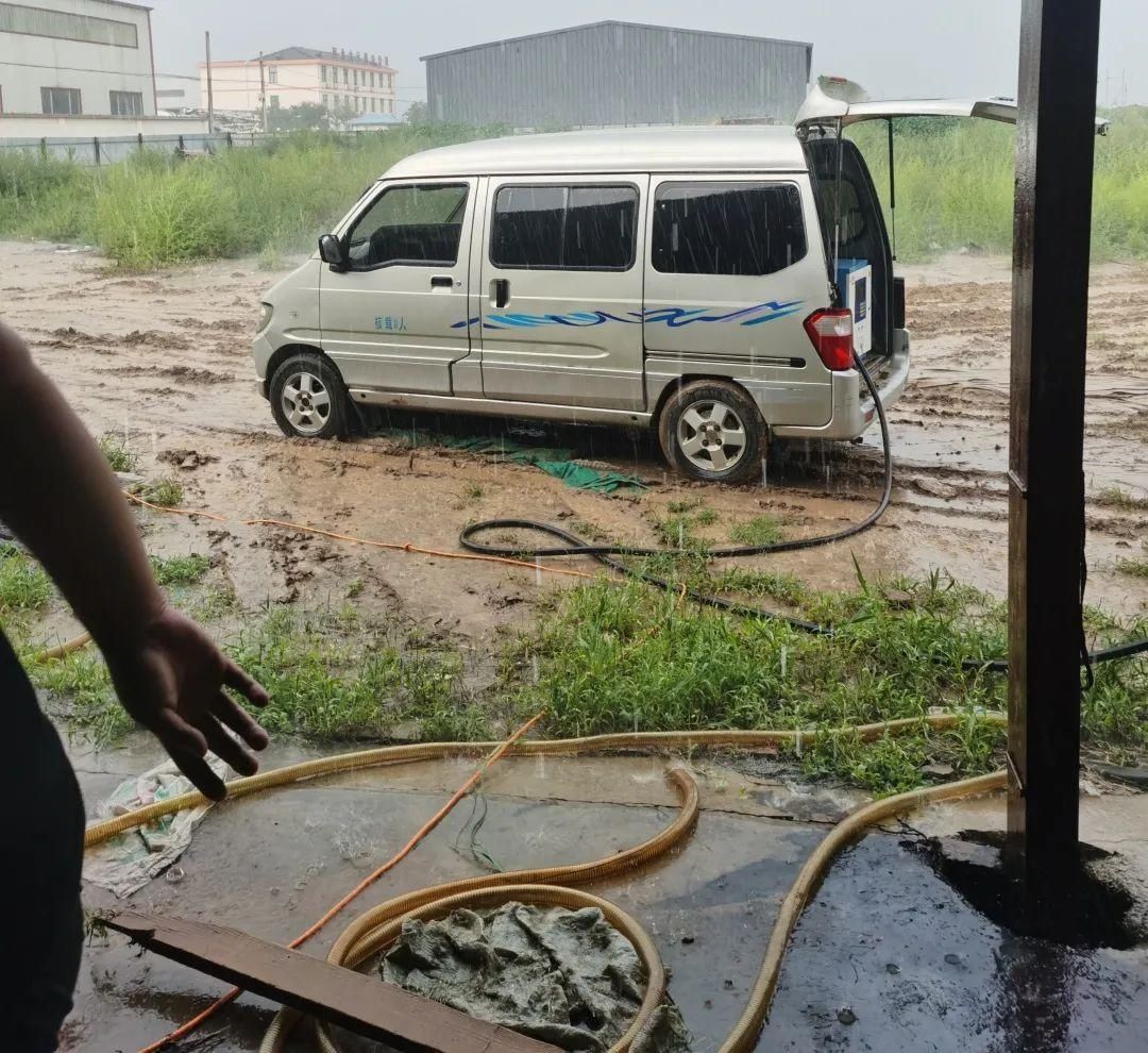 捣毁|沧州警方冒雨捣毁这一黑窝点