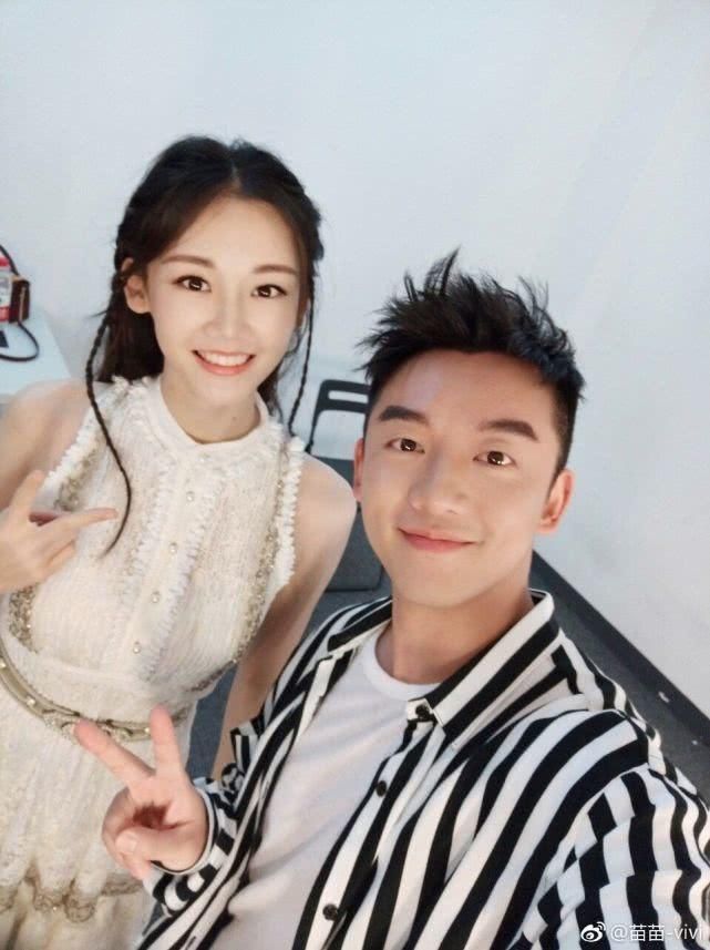  出镜|苗苗晒老公郑恺视角照秀恩爱，素颜出镜天鹅颈优越，景美人更美