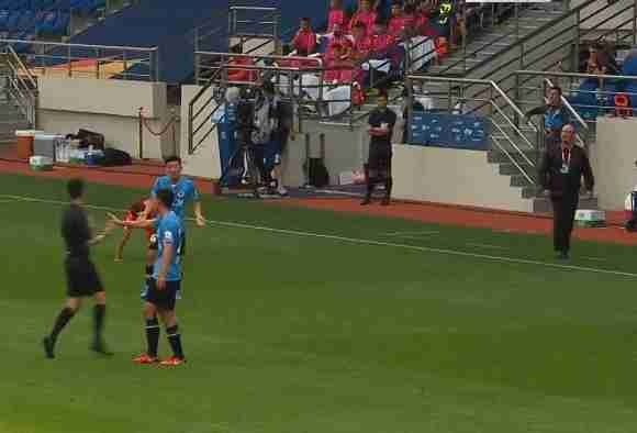  裁判|新赛季中超最冤染黄！大连后卫摸了一下裁判胳膊，转身就吃牌！