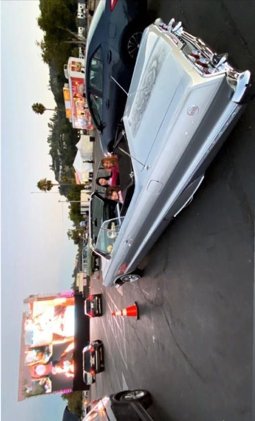 元素|刘亦菲又穿条纹元素，一件条纹裙坐在敞篷车上，佩戴金项链显贵气