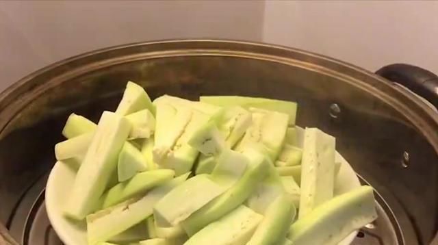  教你做|教你做正宗鱼香茄子，营养又健康，吃起来酱香浓郁