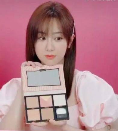  杨紫生|杨紫生图曝光，肩膀圆润身材发福？离开精修被嘲虎背熊腰