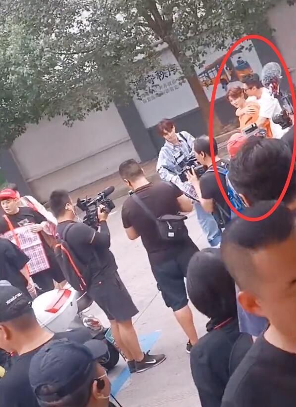  陈赫|陈赫背编织袋录节目，邓超搂着鹿晗好甜，滤镜下鹿晗美成小仙女