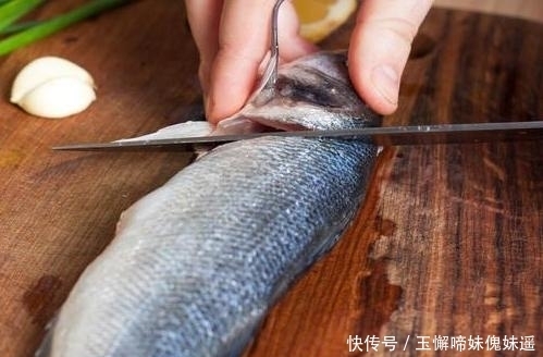 炖鱼的时|炖鱼时,别再放料酒去腥了,教你正确做法,鱼肉鲜嫩无腥味