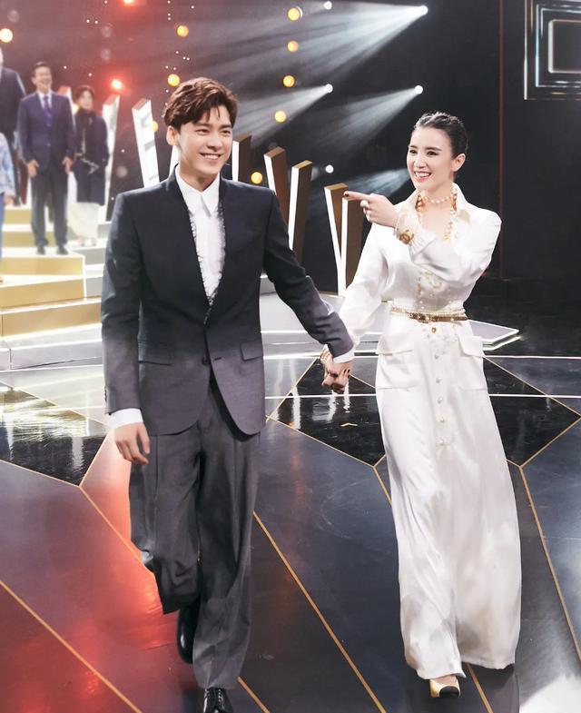 白皙|金鹰奖女星高清同框照:赵丽颖白皙完胜谭松韵,宋茜状态不如陶虹