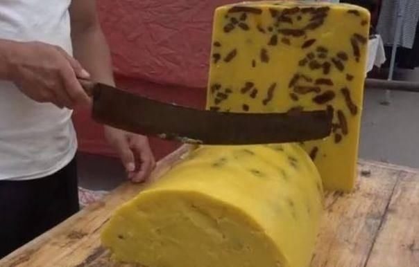 美食|男子卖“切糕”30元1斤,路人嫌贵不想买,食客笑他们“眼拙”